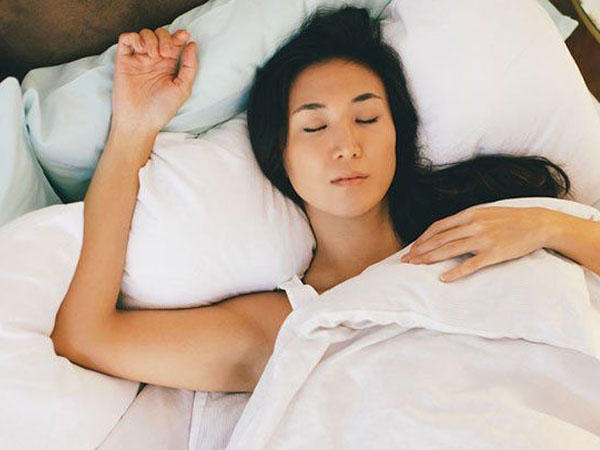 पीठ के बल सोना