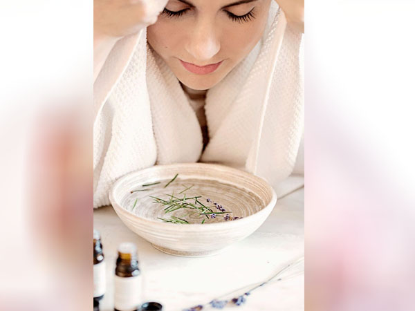 गर्म पानी में हर्ब्स का यूज करें