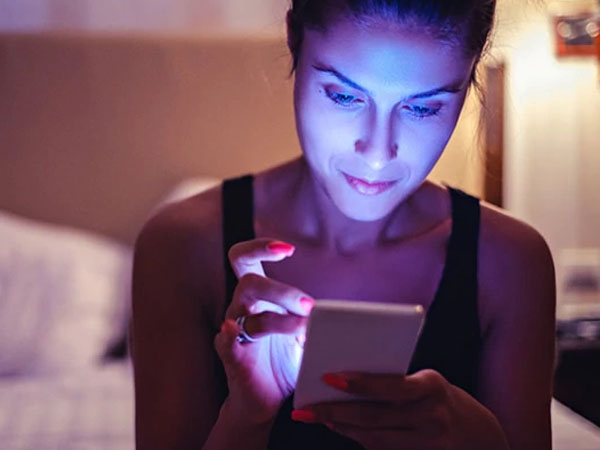 फोन को नाइट टाइम मोड में यूज करें 