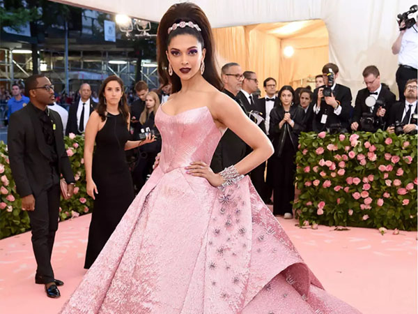 पिंक गाउन पिंक गाउन