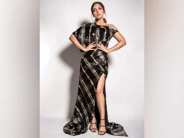 स्लिट गाउन