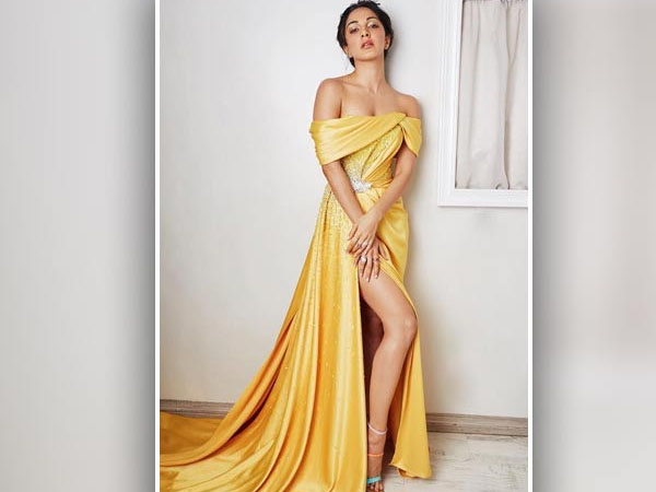 ऑफ शोल्डर येलो गाउन ऑफ शोल्डर येलो गाउन