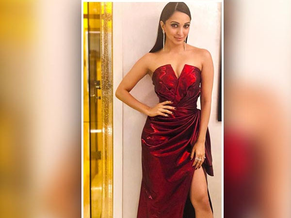 मैरून कलर गाउन मैरून कलर गाउन