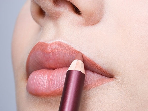 लिपस्टिक के रंग का लिप लाइनर करें यूज