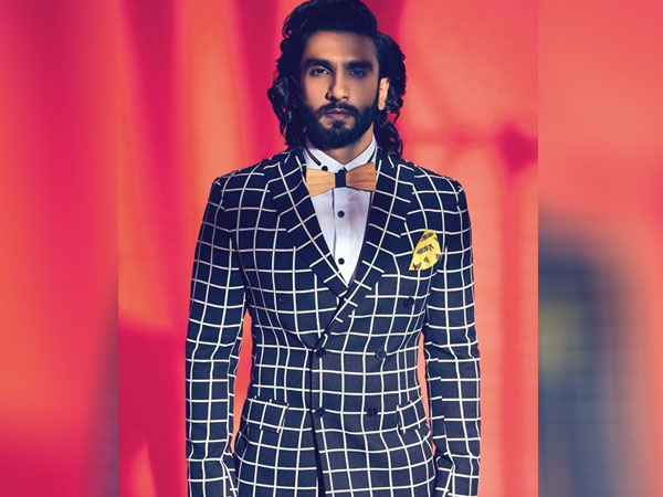 ब्लू पैंटसूट