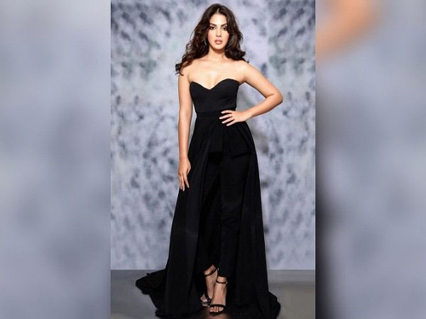 ब्लैक गाउन