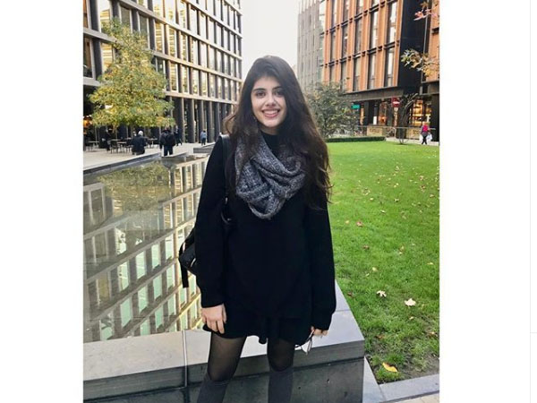 ब्लैक ड्रेस