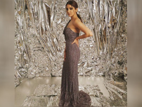 शिमरी गाउन में अनुष्का शर्मा