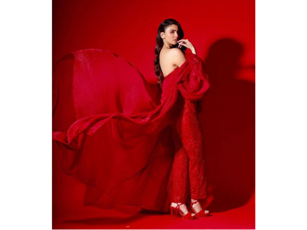 रेड ड्रेस में डेजी शाह रेड ड्रेस में डेजी शाह