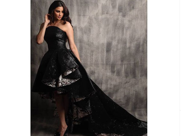 ब्लैक गाउन में डेजी शाह ब्लैक गाउन में डेजी शाह