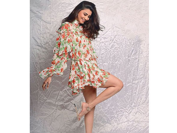 फ्लोरल ड्रेस में डेजी शाह फ्लोरल ड्रेस में डेजी शाह