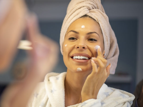 स्किन मॉइश्चराइज करें