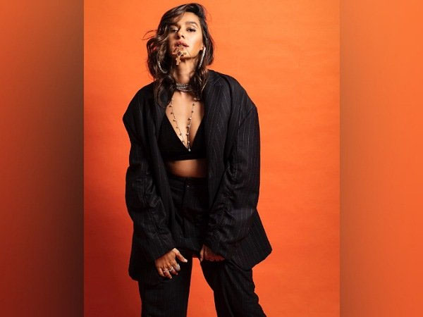 ब्लैक पैंटसूट में शिबानी दांडेकर 