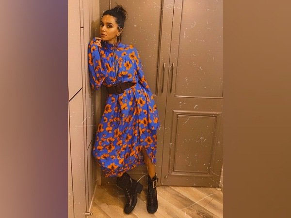 फ्लोरल ड्रेस में शिबानी दांडेकर