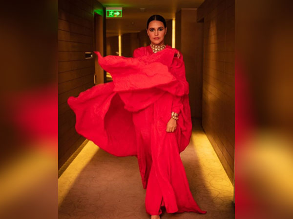 रेड ड्रेस में नेहा धूपिया