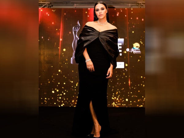 ब्लैक गाउन में नेहा धूपिया