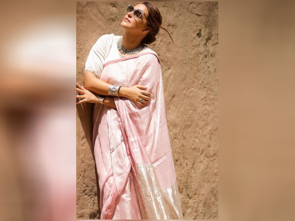 सिल्क साड़ी में नेहा धूपिया