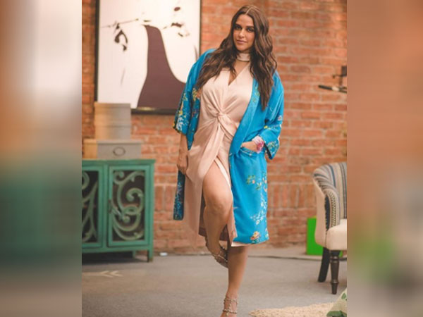 स्लिट गाउन में नेहा धूपिया