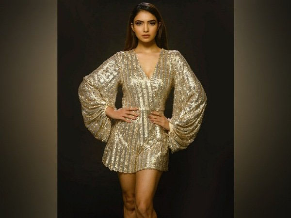 शिमरी गोल्डन ड्रेस में पूजा बनर्जी शिमरी गोल्डन ड्रेस में पूजा बनर्जी