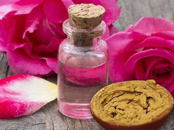 गुलाब जल और मुल्तानी मिट्टी