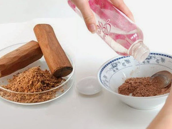 गुलाब जल और चंदन