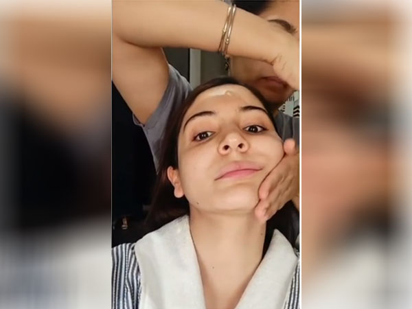 स्किन केयर के लिए करती है मालिश स्किन केयर के लिए करती है मालिश