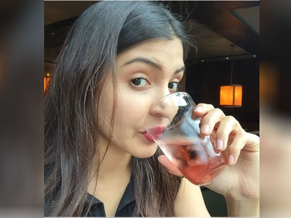 एल्डफ्लावर जूस का करती हैं सेवन एल्डफ्लावर जूस का करती हैं सेवन