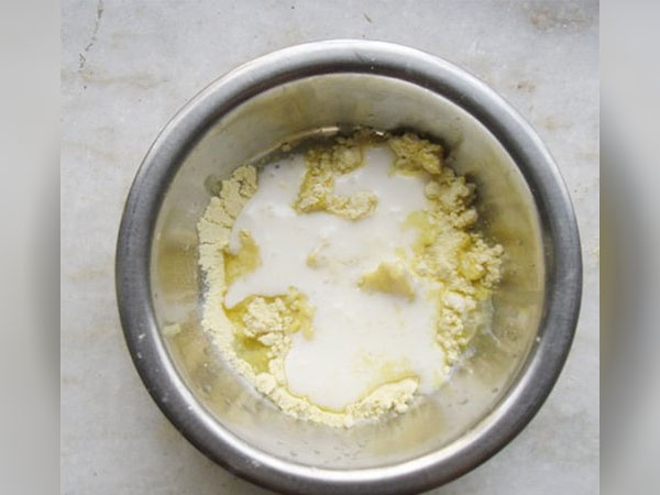 ड्राई हेयर के लिए बेसन हेयर पैक