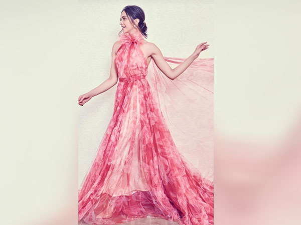 फ्लावर प्रिंटेड गाउन में दीपिका पादुकोण