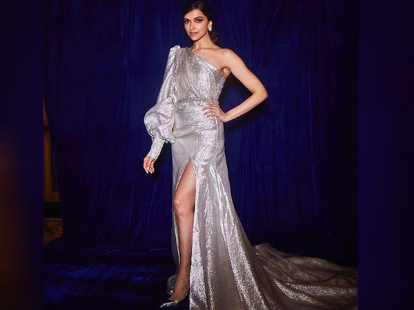 स्लिट शिमरी गाउन में दीपिका पादुकोण