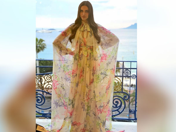 फ्लोरल गाउन में दीपिका पादुकोण