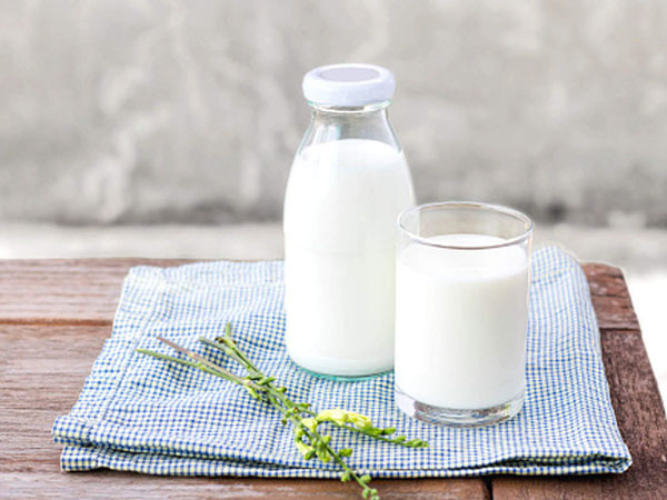 दूध और गुलाबजल 