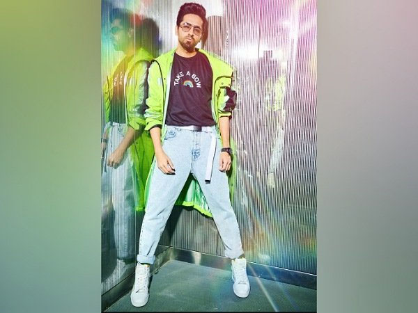 ब्लू जींस और नियोन जैकेट में आयुष्मान खुराना