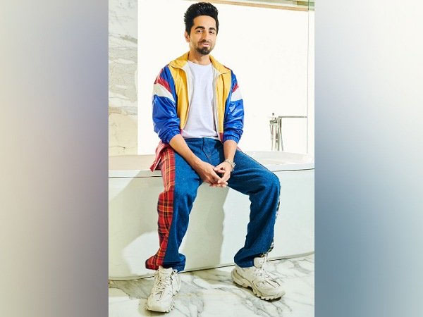 मल्टीकलर जींस में आयुष्मान खुराना