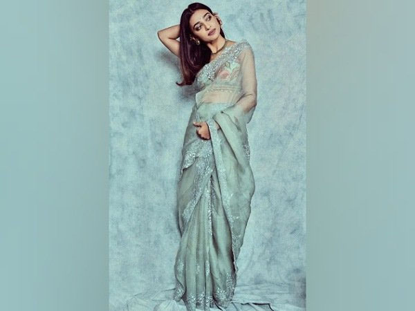 ग्रीन साड़ी में राधिका आप्टे ग्रीन साड़ी में राधिका आप्टे