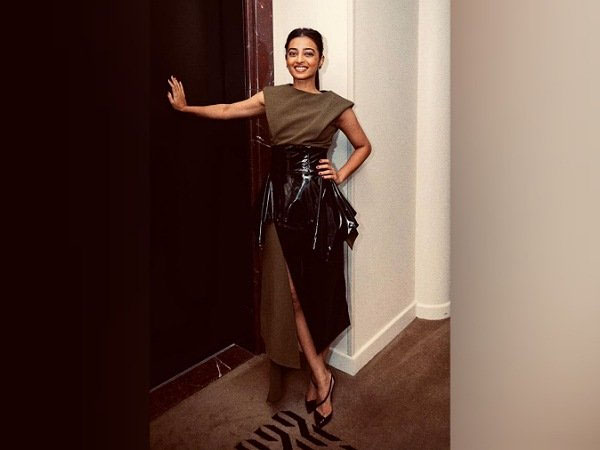 ब्लैक एंड ब्राउन ड्रेस में राधिका आप्टे ब्लैक एंड ब्राउन ड्रेस में राधिका आप्टे
