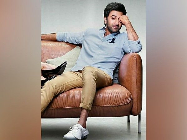 ब्राउन पैंट और ब्लू शर्ट में रणबीर कपूर