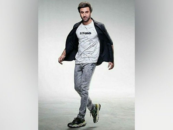 व्हाइट टीशर्ट और ब्लैक जैकेट में रणबीर कपूर