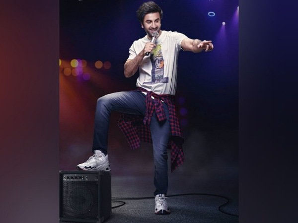 टीशर्ट, शर्ट और डेनिम में रणबीर कपूर