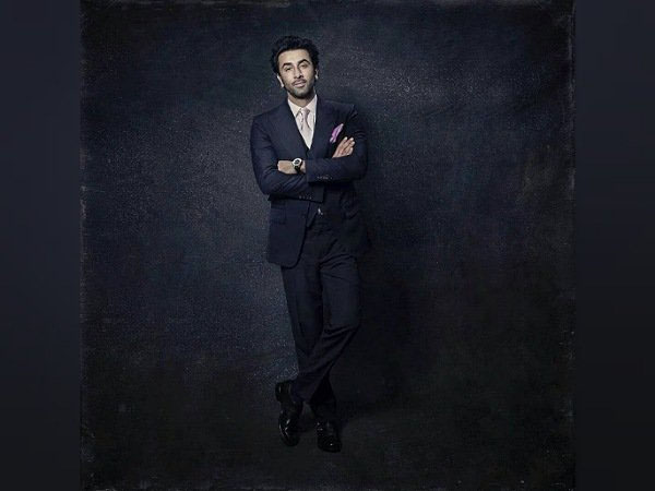 ब्लैक पैंटसूट में रणबीर कपूर