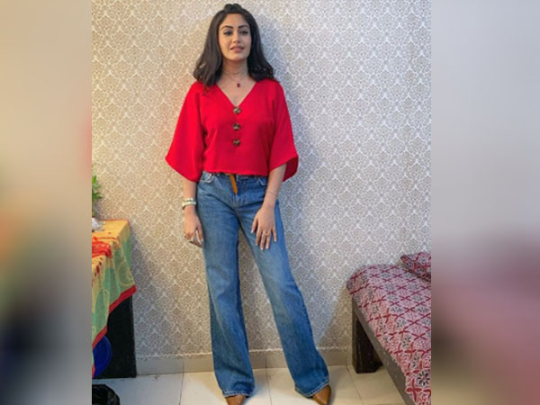 जींस और रेड टॉप में सुरभि चंदना