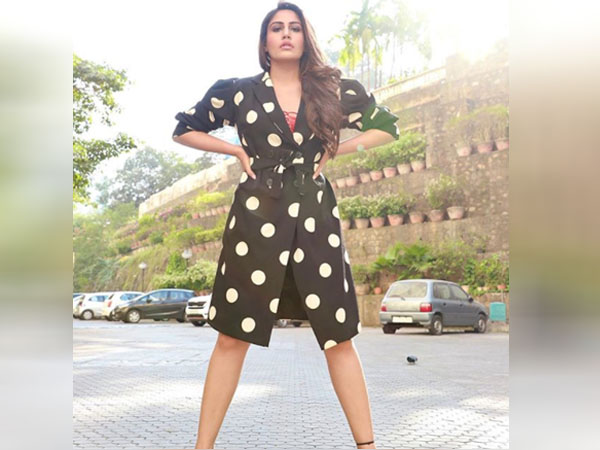 पोलक डॉट आउटफिट में सुरभि चंदना