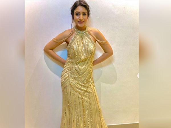 गोल्डन गाउन में सुरभि चंदना