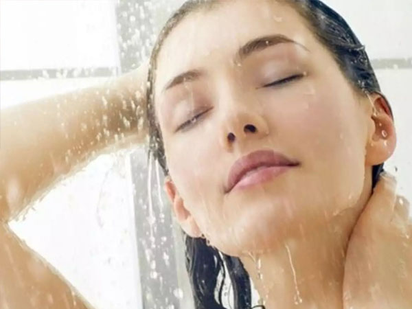 गर्म पानी से बाल ना धोएं