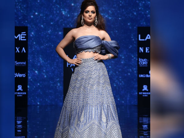 ब्लू गाउन में कंगना रनौत