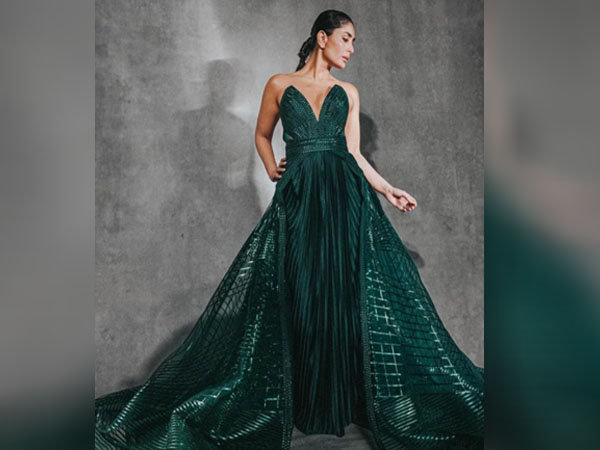 ग्रीन गाउन में करीना कपूर