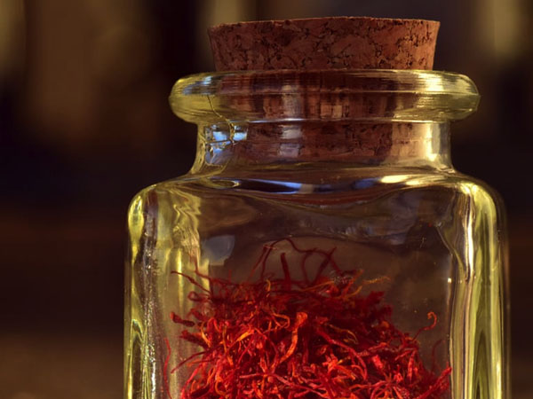 ग्लोइंग स्किन के लिए लगांए केसर का तेल