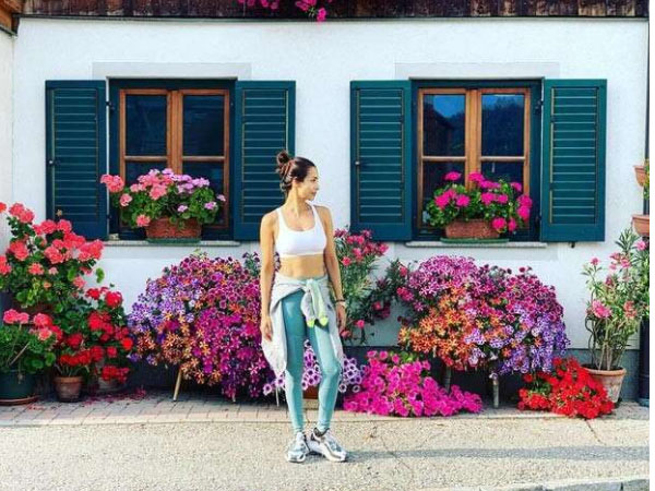 व्हाइट स्पोर्ट्स ब्रा और ग्रीन योगा पैंट्स में मलाइका अरोड़ा