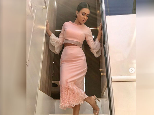 पिंक आउटफिट में निया शर्मा