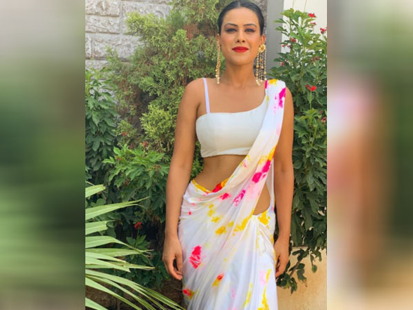 व्हाइट साड़ी में निया शर्मा